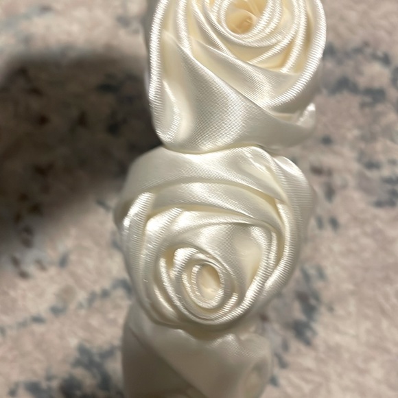 Noir White Roses Headband - Picture 2 of 2
